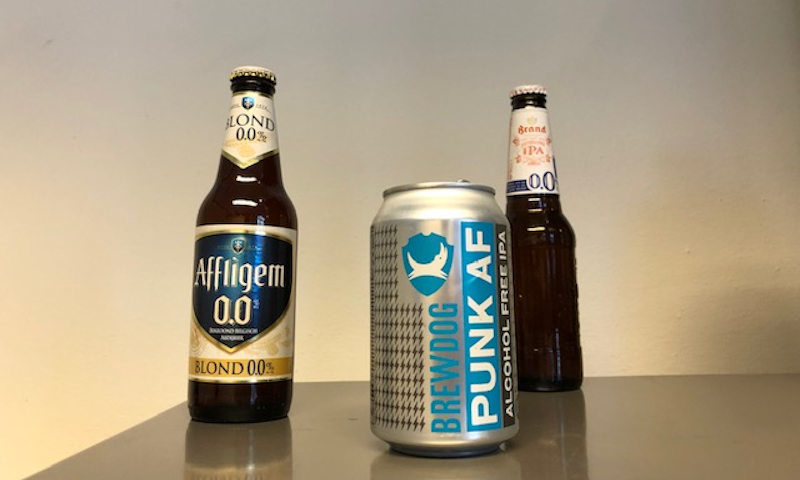 Blikje en twee flesjes met alcoholvrij speciaalbier